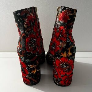Steve Madden Size 9 Red Floral Velvet Ankle Boots with a 3.5 inch block heel